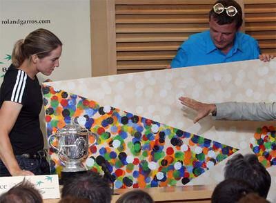 Martina Navratilova, a la derecha, muestra uno de sus cuadros.