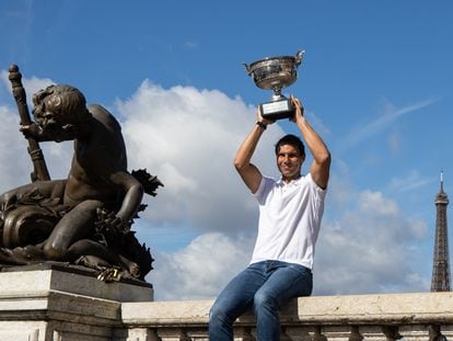 Rafael Nadal posa con el trofeo de Roland Garros en el puente Alejandro III, hace unos días, en Madrid.