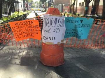 Pancartas de protesta en la calle Génova por el bloqueo de la vía.