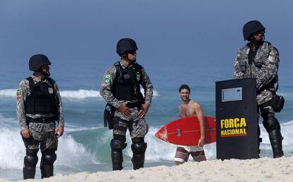 Dispositivo policial en la playa cercana al barrio carioca de Barra da Tijuca, donde se sitúa el hotel donde se realizará la subasta
