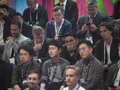 Varios hombres en una conferencia del Mobile World Congress 2019.