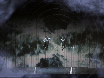 Stanislas de Barbeyrac (Tamino) y Mari Eriksmoen (Pamina) superando la prueba del agua en el segundo acto de 'La flauta mágica'.