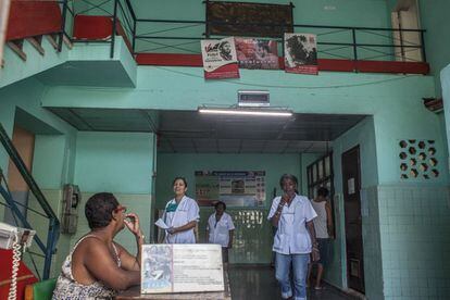 Carteles revolucionarios en la entrada de una clínica en la Habana Vieja. Sus mensajes alientan la lucha social y en defensa del régimen en todos los edificios públicos como hospitales y escuelas.