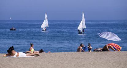 Ba&ntilde;istas en la playa de La Malagueta, en M&aacute;laga.