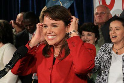 Christine O'Donnell, candidata al Senado, habla a sus seguidores tras ganar las primarias del Partido Republicano en Delaware.