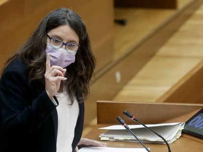 La vicepresidenta del Consell, Mónica Oltra, durante su comparecencia en las Cortes Valencianas.