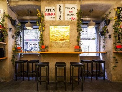 Interior del restaurante Buns &amp; Bones, en Ant&oacute;n Mart&iacute;n.