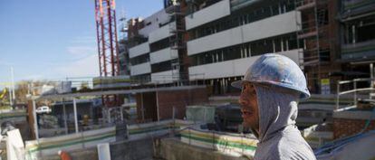 Un trabajador de la construcci&oacute;n, en una obra en Valdebebas la semana pasada.