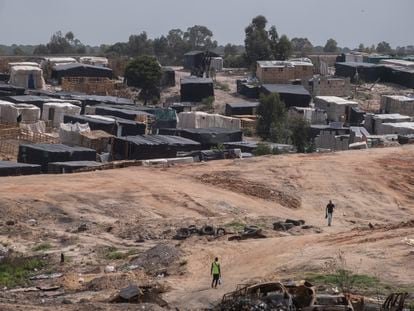 Asentamiento de migrantes en la localidad onubense de Palos de la Frontera un mes después del último incendio del 13 de mayo de 2023.