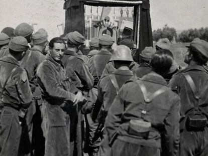 Fotografía de una actuación de La Tarumba ante soldados republicanos en el frente de la Guerra Civil.