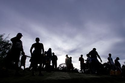 Vendedores de pescado, esperan a la orilla del río Orinoco, en la ciudad amazónica de Puerto Ayacucho, Venezuela.