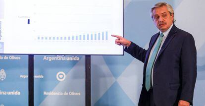 Fotografía cedida por la Presidencia Argentina que muestra al mandatario Alberto Fernández durante una conferencia de prensa el pasado viernes.