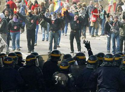 Policías antidisturbios franceses se enfrentan a los manifestantes anti-OTAN en el puente de Europa, en Estrasburgo.