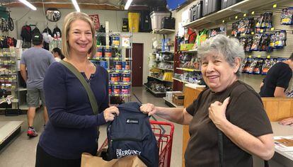 Kris Hallman y Sandy Roesch muestran sus compras de equipos de supervivencia, el jueves en Los Ángeles.