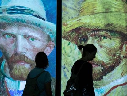 Visitantes en la exposición Van Gogh Alive, el pasado noviembre en Alicante. La muestra puede verse en Madrid hasta finales de febrero.
