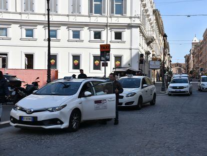 Una cola de taxis en Roma, en marzo de 2020.