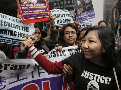 Erwiana Sulistyaningsih, la empleada dom&eacute;stica indonesia maltratada, saluda mientras llega al tribunal de Hong Kong.
