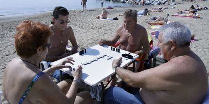 Varios jubilados en la playa de la Barceloneta. 