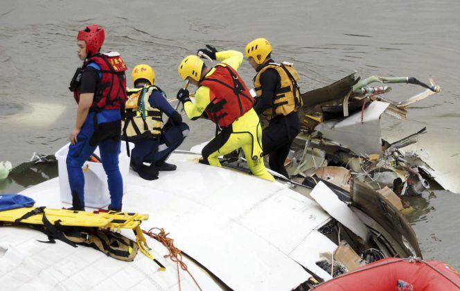 Miembros de los servicios de rescate continúan trabajando en el rescate del avión de pasajeros de TransAsia estrellado en el río Jilong en Taipei (Taiwán)