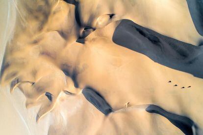 Quads cruzan las inmensas dunas en Namibia.