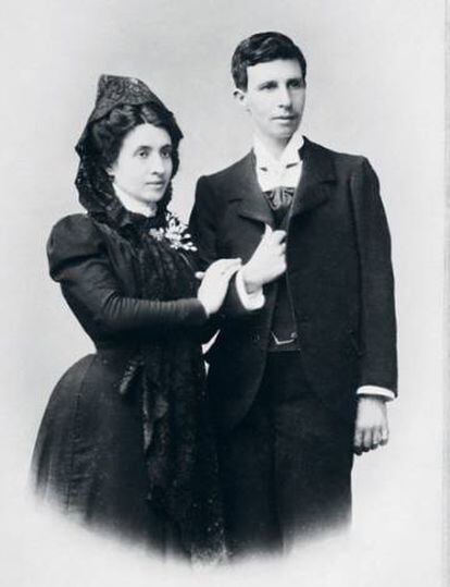 La Marcela i l'Elisa (vestida d'home), a la foto de les seves noces.