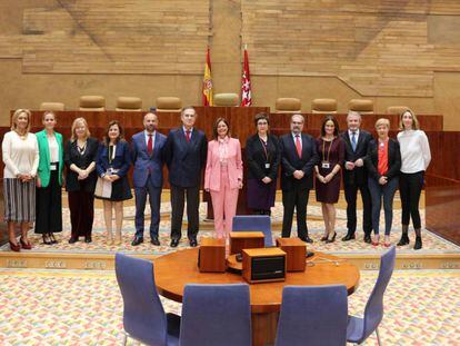 La Junta de Gobierno del ICAM es recibida en el hemiciclo por la presidenta y los miembros de la Mesa de la Asamblea de Madrid.