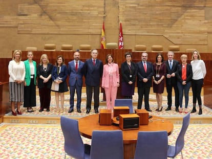 La Junta de Gobierno del ICAM es recibida en el hemiciclo por la presidenta y los miembros de la Mesa de la Asamblea de Madrid.