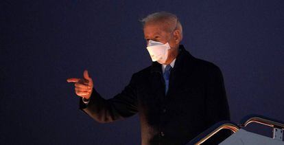 Joe Biden gesticula al subir al avión presidencial, en la base aérea de Andrews, Maryland.