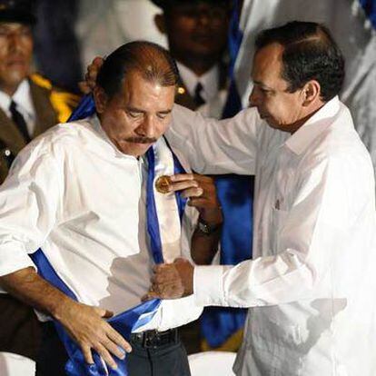 Daniel Ortega recibe la banda presidencial de René Núñez, presidente del Parlamento, ayer en Managua.