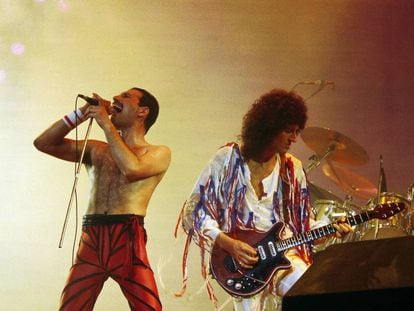 Freddie Mercury y Brian May, de Queen, durante un concierto. 