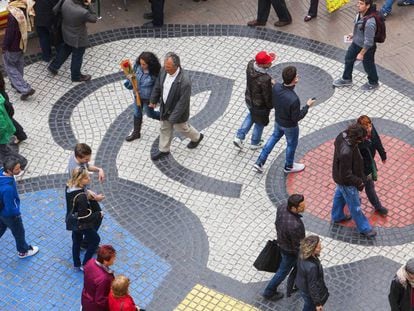Viandantes paseando por el mosaico de Joan Miró en La Rambla (Barcelona).