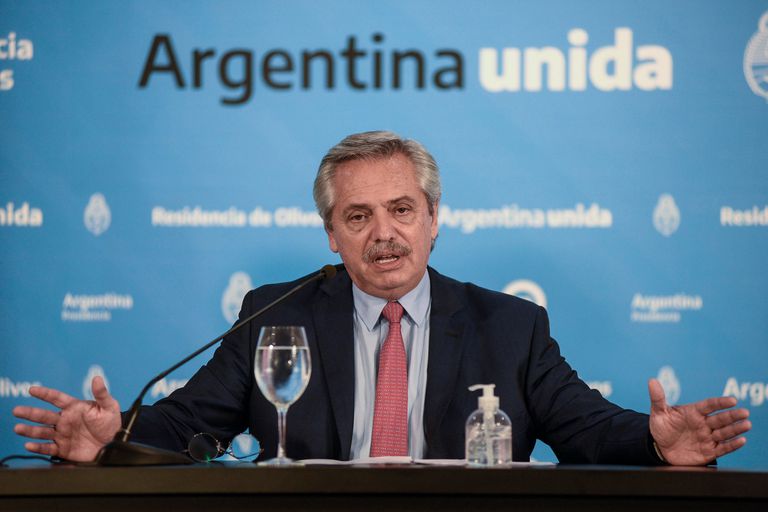 El presidente de Argentina, Alberto Fernández, gesticula durante la rueda de prensa en la que anunció la extensión de la cuarentena, el domingo 29 de marzo.