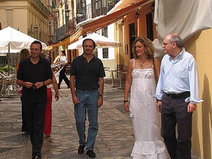 Rogelio López Cuenca, Antonio Soler, Esperanza Peláez y Justo Navarro pasean por el centro de Málaga.