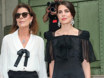 Carlota Casiraghi y su madre, la princesa Carolina de Mónaco, en París el 20 de junio de 2019 en el homenaje al diseñador Karl Lagerfeld.