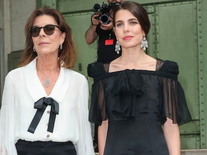 Carlota Casiraghi y su madre, la princesa Carolina de Mónaco, en París el 20 de junio de 2019 en el homenaje al diseñador Karl Lagerfeld.