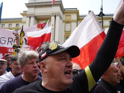 Marcha contra la restitución de bienes a judíos, el sábado en Varsovia.