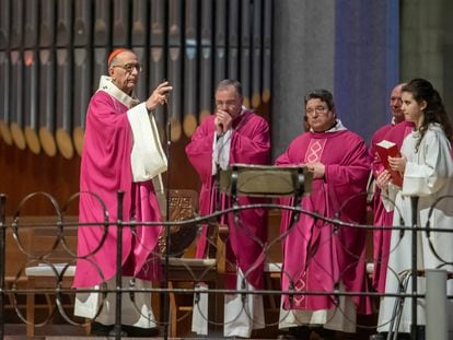 El presidente de la Conferencia Episcopal Española, el cardenal Juan José Omella, durante una misa en la basílica de la Sagrada Familia, el pasado marzo.