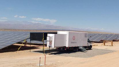 Laboratorio móvil de Enertis en el desierto de Atacama, en Chile