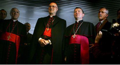 El cardenal secretario de Estado, Tarcisio Bertone, junto al cardenal Rouco (a la izquierda) y el obispo auxiliar de Madrid y portavoz de la Conferencia Episcopal, Juan Antonio Martínez Camino