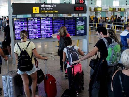 Viajeros en el Aeropuerto del Prat de Barcelona.