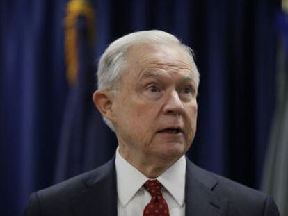 La conversación, revelada por  The Washington Post , contradice las afirmaciones de Sessions y lo pone aún más en la cuerda floja