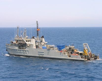El buque 'Neptuno' colabora en la búsqueda de la avioneta siniestrada cerca del Delta del Ebro.
