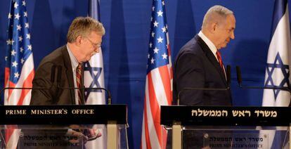 Benjamín Netanyahu (derecha) y John Bolton, tras sus declaraciones ante los medios, este domingo en Jerusalén.