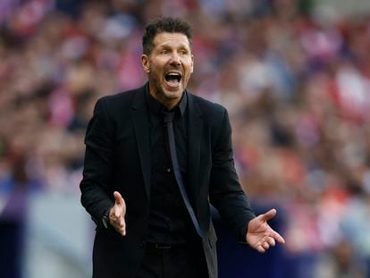 Diego Pablo Simeone, durante el Atlético-Espanyol (1-1) disputado este domingo en el estadio Metropolitano.