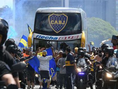 El partido a jugarse en el estadio Monumental se canceló tras un ataque al autobús de los xeneizes. El juego se realizará este domingo a las 17.00 hora local