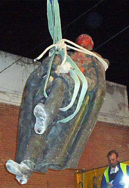 Una grúa retira la estatua de Franco de una plaza de Guadalajara.