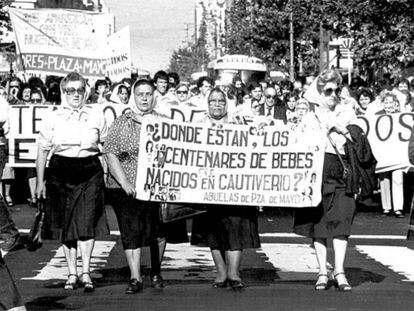 Un grupo de Abuelas marcha con las Madres en mayo de 1982.