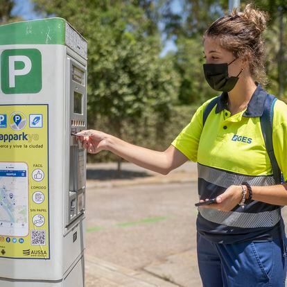Sevilla/30-07-2021: Isabel Góngora, controladora en una zona azul de estacionamiento en Sevilla.
FOTO: PACO PUENTES/EL PAIS