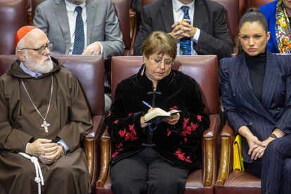 La expresidenta Michelle Bachelet toma nota en la Cuenta Pública