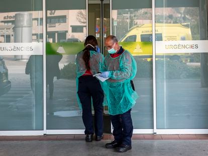 Dos trabajadores devuelven un paciente al hospital después de haber sido estabilizado en un centro especializado.